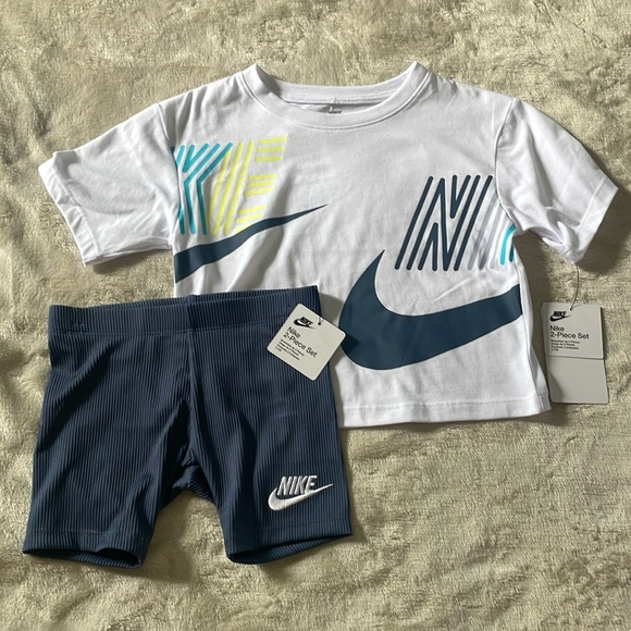 NEW! GIRLS NIKE 2-PIECE SHORTS AND T-SHIRT SET. SIZE 5 (4-5 YRS). - Picture 1 of 9